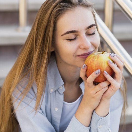 Дівчина з яблуком