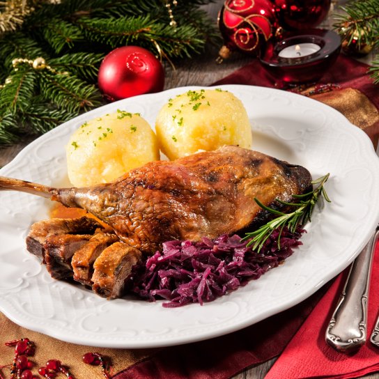 м'ясо гусака з червоною капустою