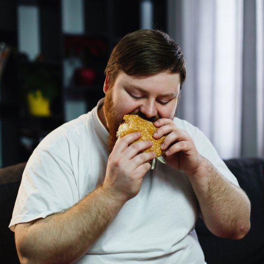 Чоловік їсть