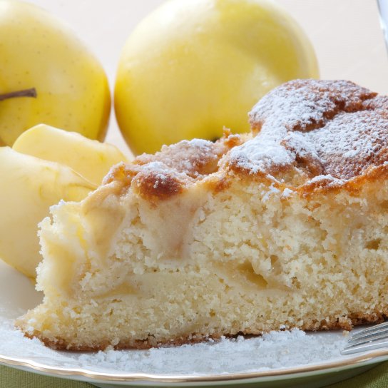 Шарлотка на кефире с манкой