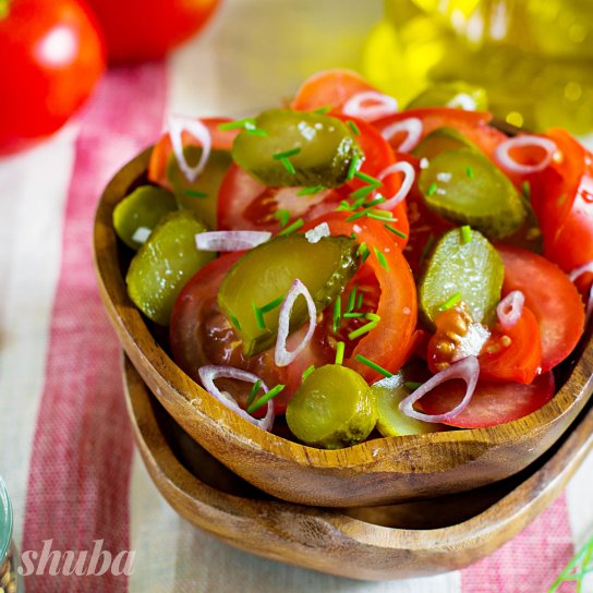 салат з помідорами та солоними огірками