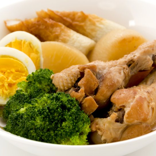 тушкований дайкон із куркою