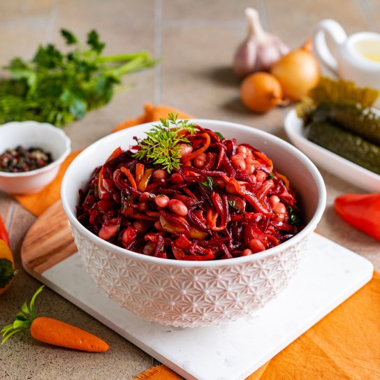 Пісний овочевий салат з консервованою квасолею