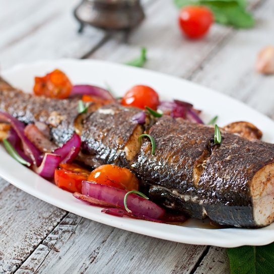 Нежная скумбрия, запеченная с овощами — рецепт с необычным соусом от Павы