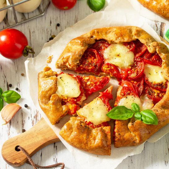 Галета з томатами, сиром та базиліком