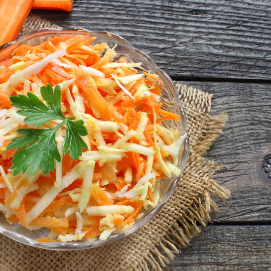 Салат з моркви, селери, петрушки