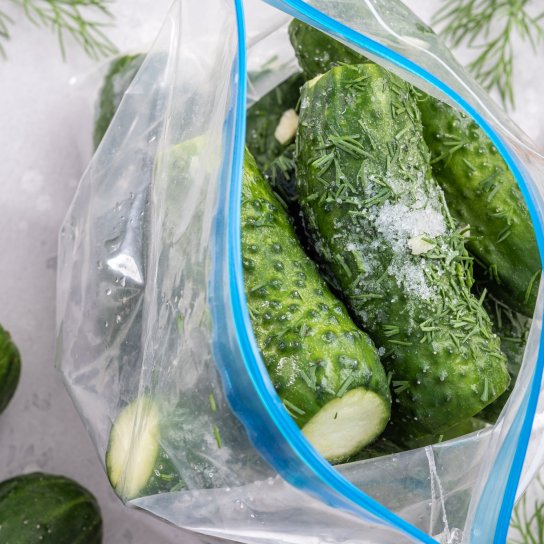 Мариновані огірки в пакеті