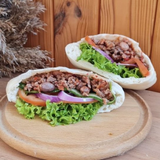 Піта з яловичиною, овочами та квасолею