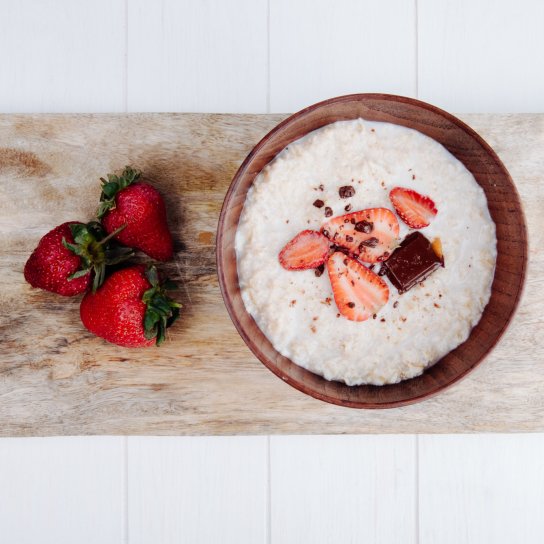 Каша вівсяна з полуницею