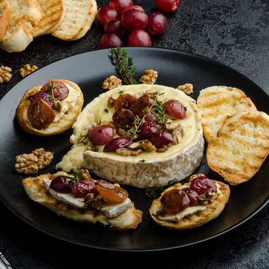 Запечений камамбер з виноградом