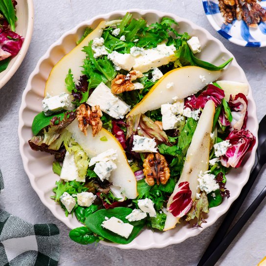 Салат з грушею, горіхами та блакитним сиром