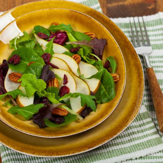 Салат с клюквой и грушами – рецепт