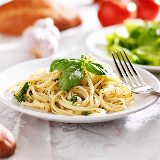Паста лінгвіне із сиром і базиліком