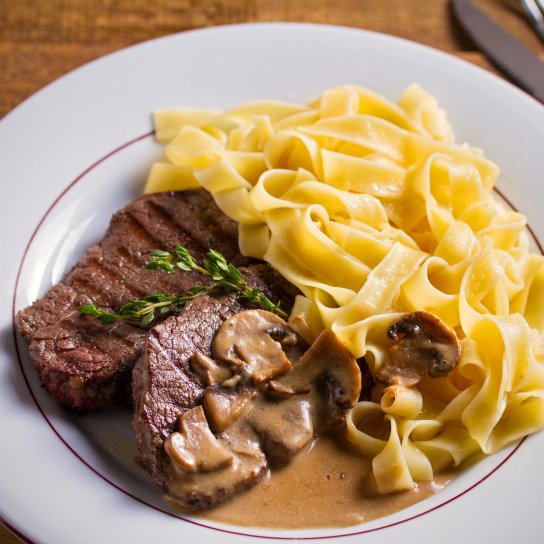 Яловичі стейки у маринаді