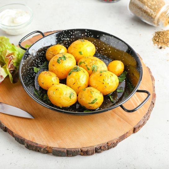 Молода картопля з петрушкою