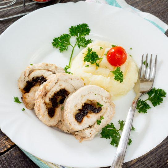 Курячий рулет з начинкою