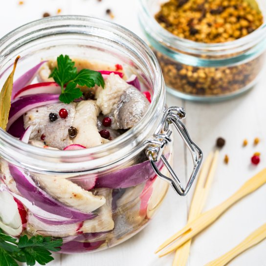 Сельдь, маринованная с редиской