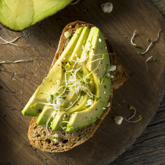 брускети на грилі з авокадо та хамоном