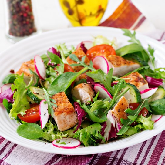 Салат з куркою і мандаринами під песто