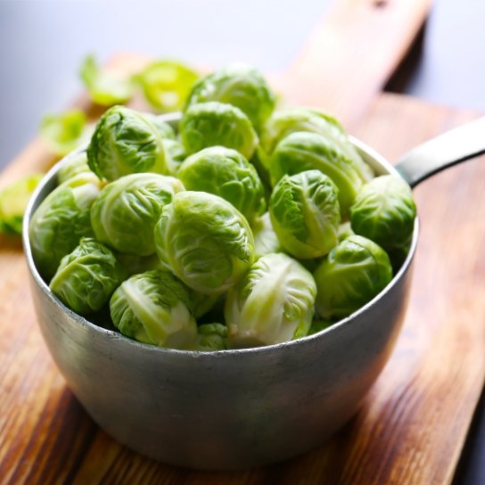 брюссельска капуста в каструльці