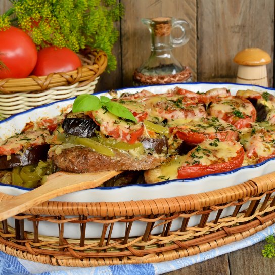 Свинячі відбивні з томатами і сиром