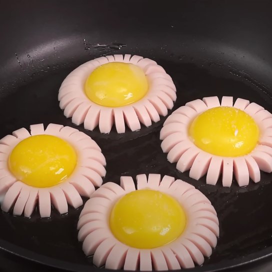 Ромашки з яєчних жовтків і сосисок