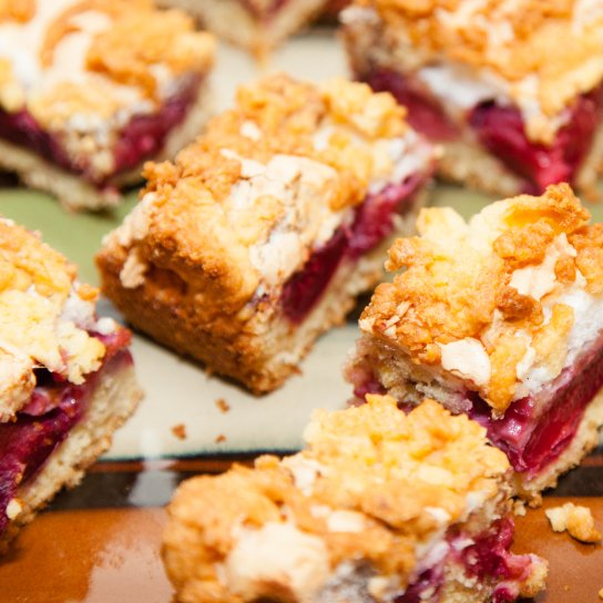 Пиріг з малиною і безе