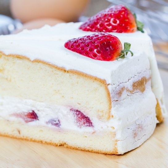 Бисквитный торт с клубникой