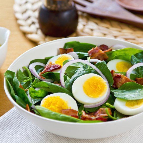 Салат со шпинатом и яйцом