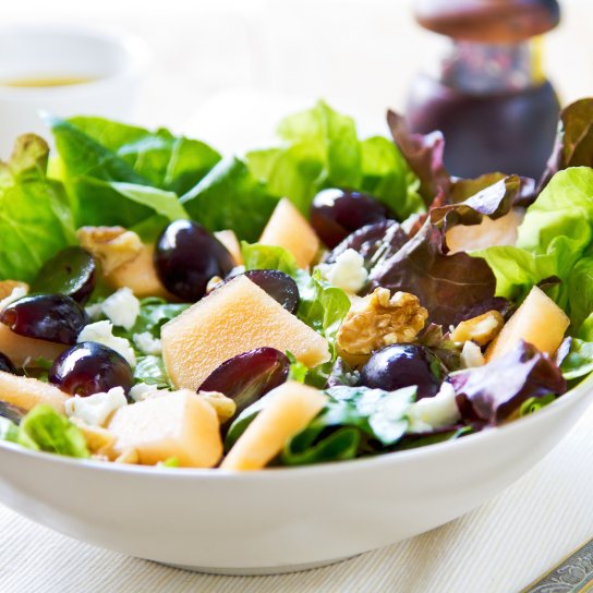 Салат из дыни, фруктов и сыра