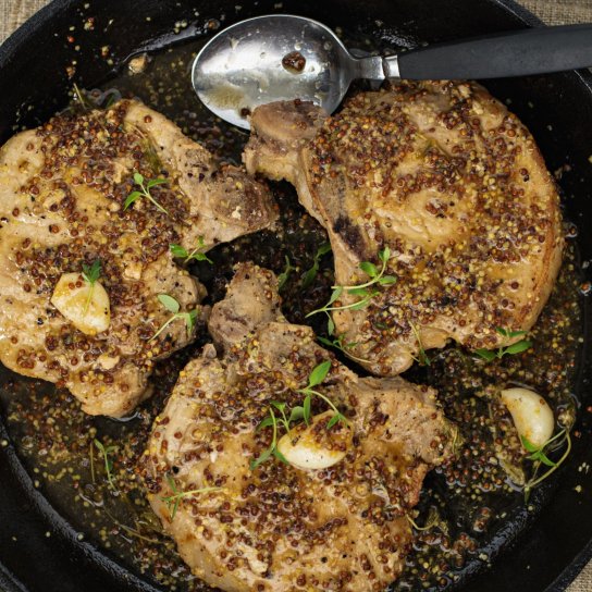 Свиные отбивные с орехом