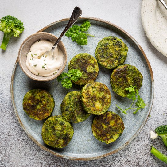 Оладки з квітної капусти з соусом