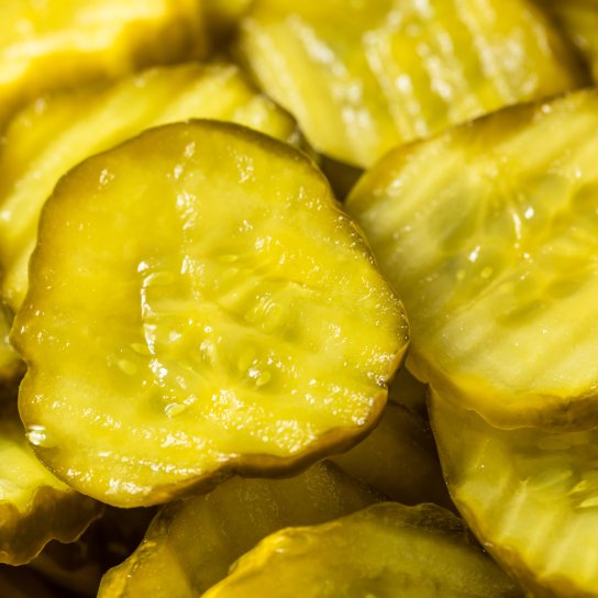 Нарізані солоні огірки