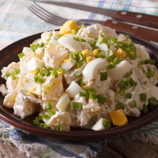 Салат з молодою картоплею і копченою паприкою