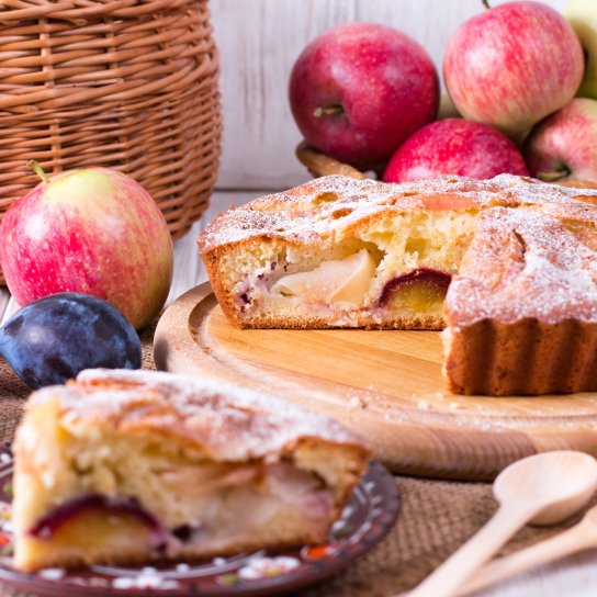Пляцок зі сливами і яблуками рецепт