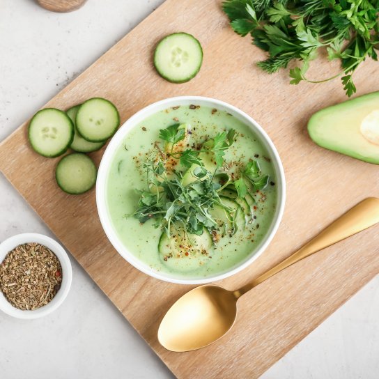 Зелене гаспачо з авокадо і зеленню