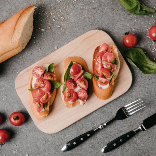 Брускети з помідорами