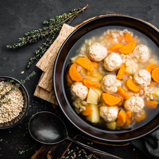 Перловый суп с фрикадельками и овощами