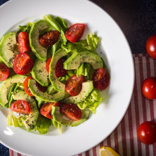 салат з авокадо і помідорами