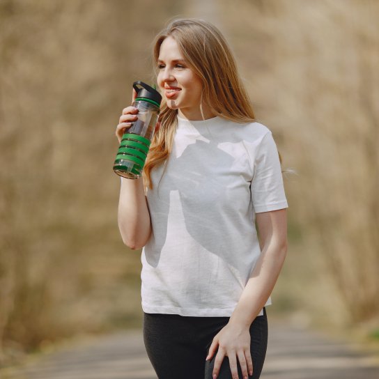 Дівчина займається спортом