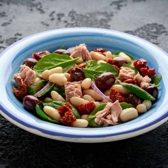 Салат із червоної квасолі, перця і тунця