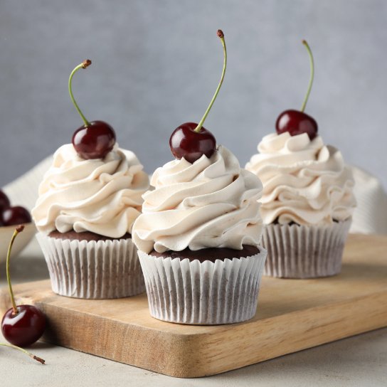 Шоколадні капкейки з ягідною начинкою