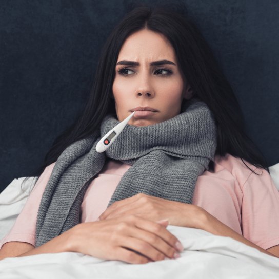 Застуджена жінка в ліжку