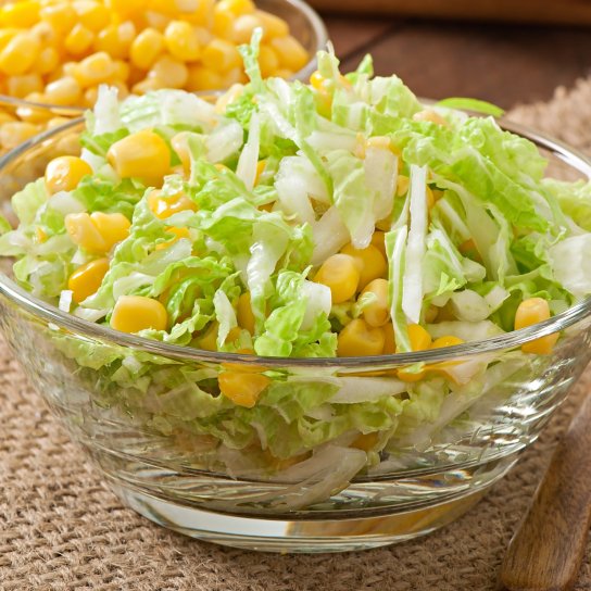 Салат з молодої капусти та кукурудзи