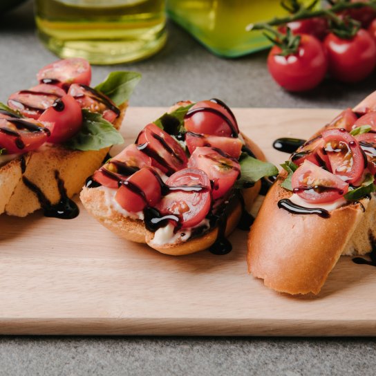 Хліб з томатами і соусом