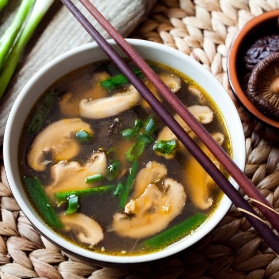 Шпинатний суп з грибами шиїтаке