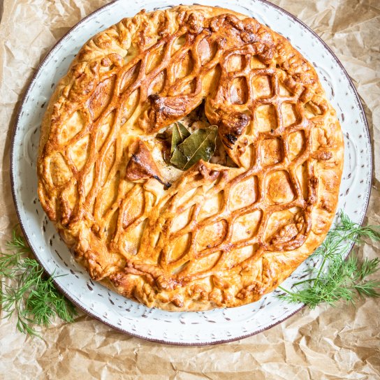 Закрытый пирог с курицей и луком-пореем