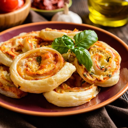 Рулетики із шинкою і молодою капустою