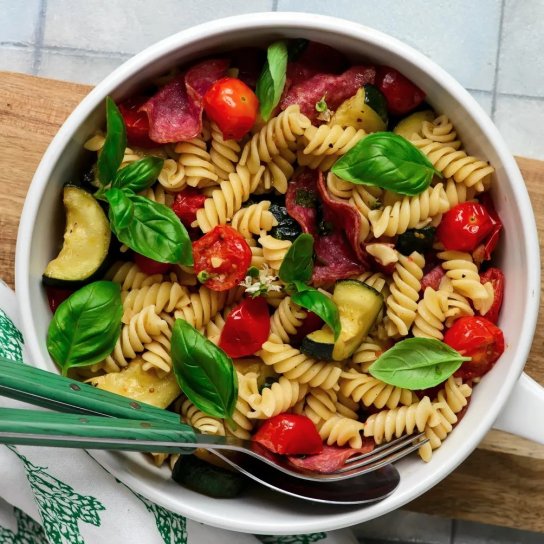 Салат-паста з салямі та цукіні