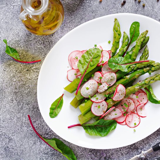 Салат зі спаржею, редискою і фетою
